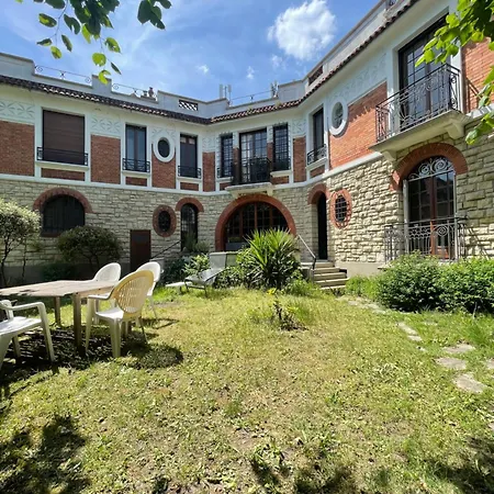 Villa In Paris!