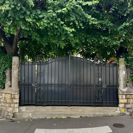 Villa In Paris! *