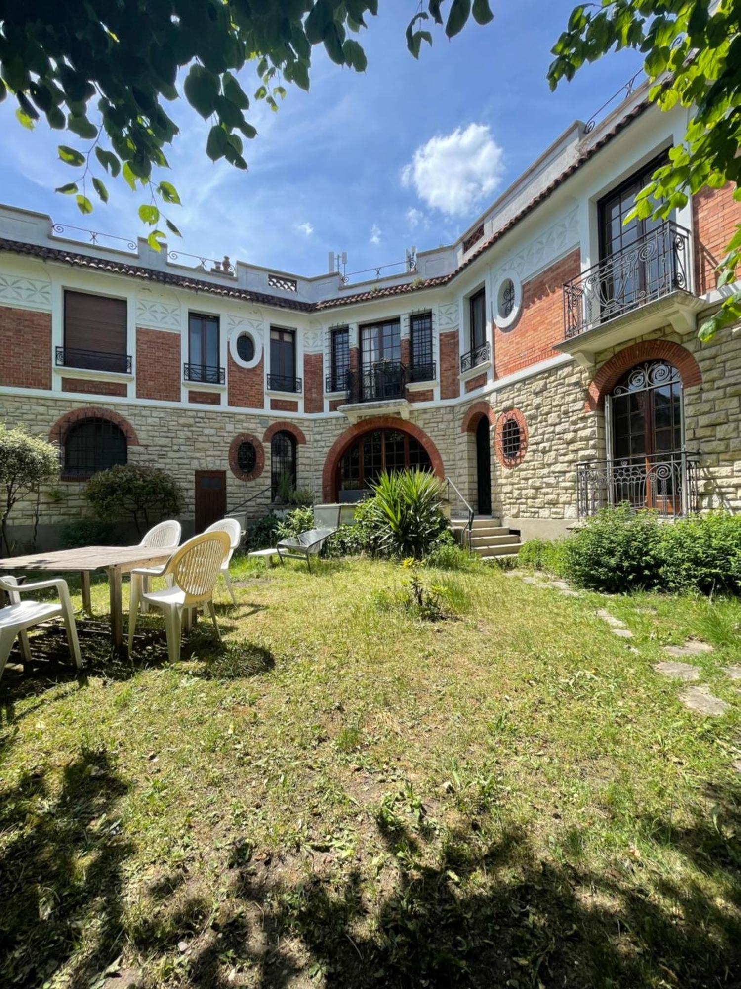 Villa In Paris!