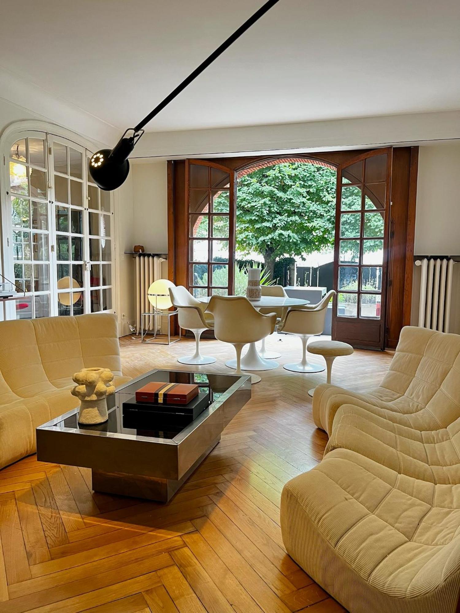Villa In Paris! *